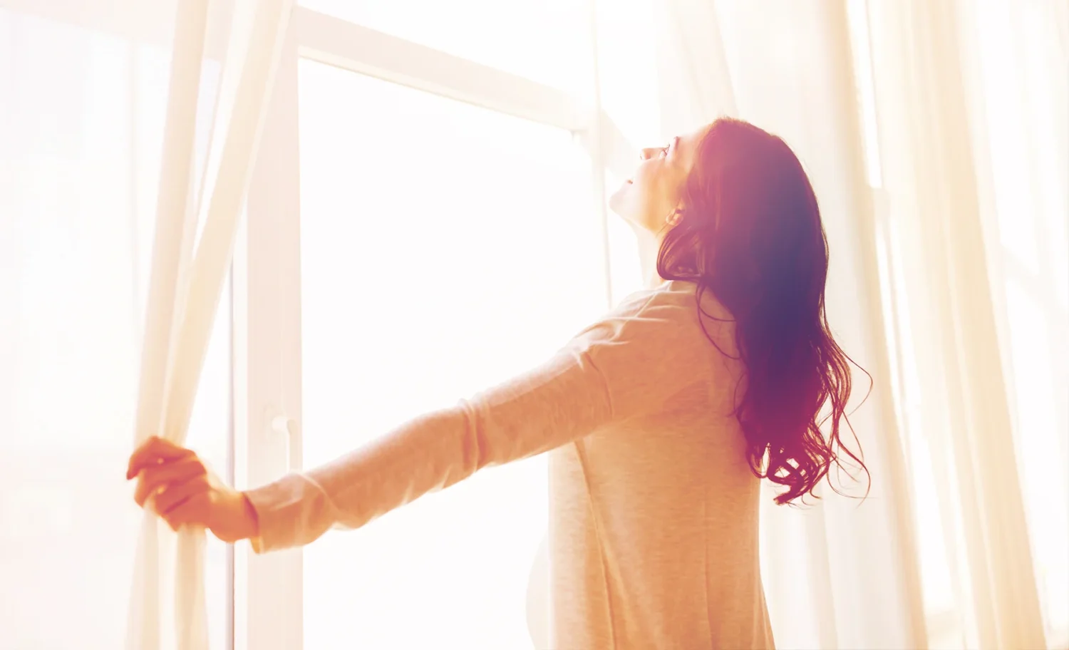Mujer sonriente al aire libre, símbolo de conexión, libertad y bienestar